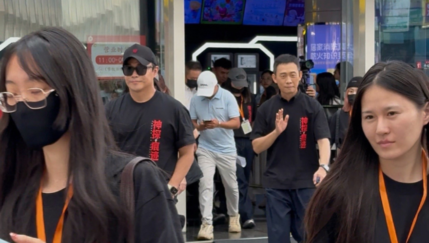10.3《神探之痕迹》深圳第一场路演，导演陈思诚，主演张译、马丽下班！#张译 #马丽 #陈思诚 #演员