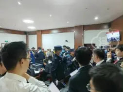 下载视频: 法官被指微信指挥庭审 辩护人意外发现后当场报警