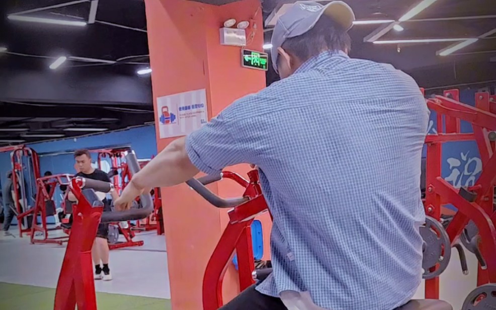 大学生健身练出倒三角鬼背 遮天蔽日背阔肌 比赛转身展背时遮住舞台