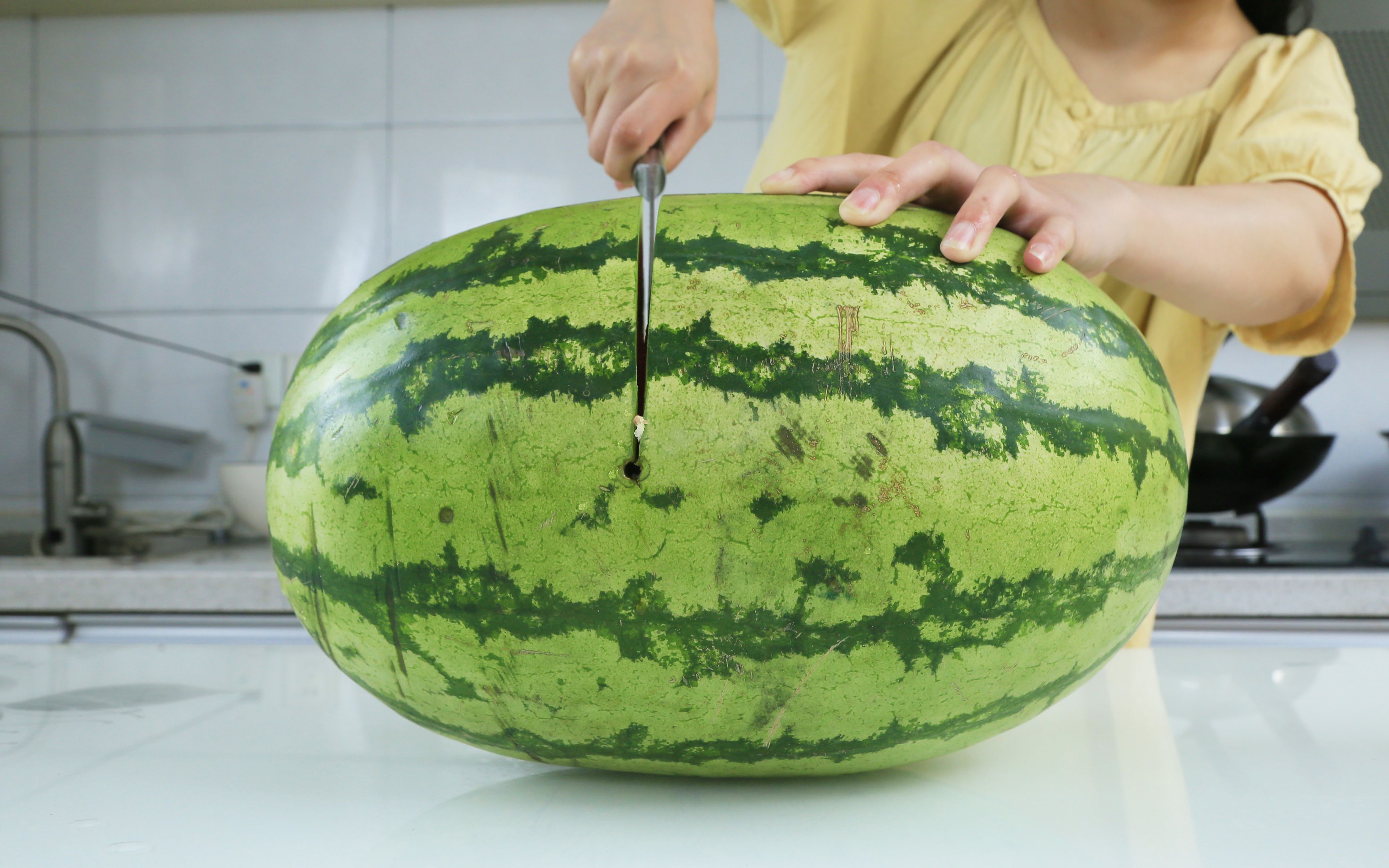 花8块钱买了一个20斤大西瓜一刀劈开的那一刻才发现赚大了