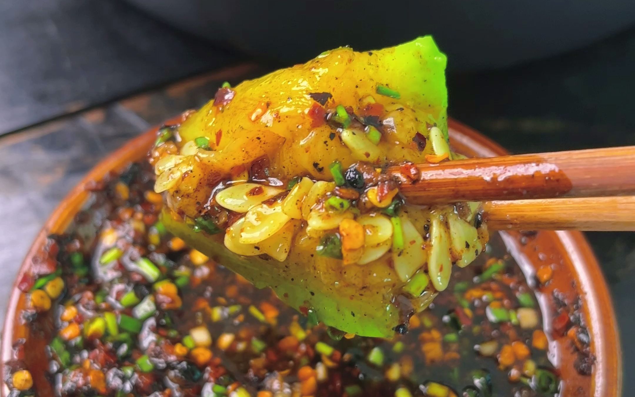 一家人坐着吃饭,怎么能少得了一碗好吃的糊辣椒蘸水呢?