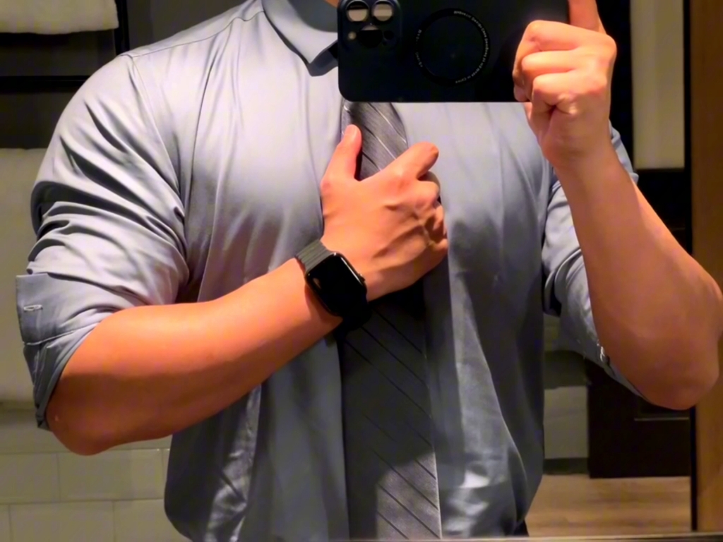 正装肌肉大叔的对镜自拍 胸肌把衬衫撑爆 想不想试一下手感