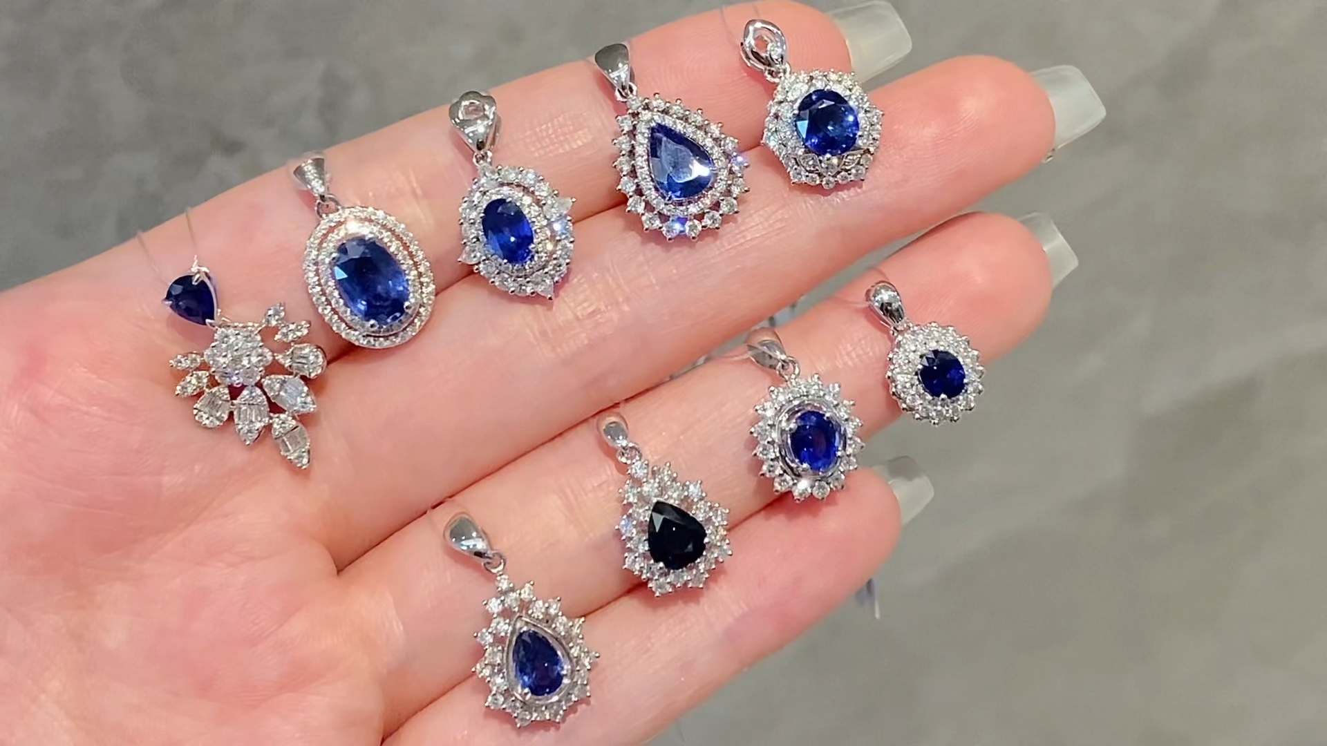 华丽镶嵌款的蓝宝石吊坠小合集,以蓝宝石为核心周围镶嵌着璀璨的钻石