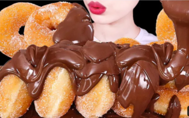 【中文字幕mellawnie asmr】巧克力酱迷 巧克力酱蘸甜甜圈 甜腻食物