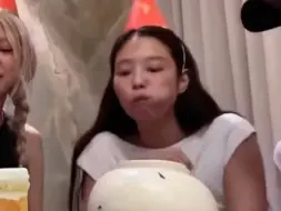 下载视频: Jennie一直在吃芒果哈哈哈