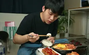 Download Video: 【Jeon eats】 部队火锅+鸡蛋卷