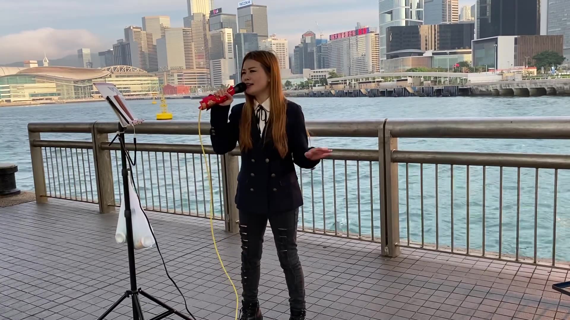 街头歌手甜甜演唱《有多少爱可以重来》歌声响亮,好听极了