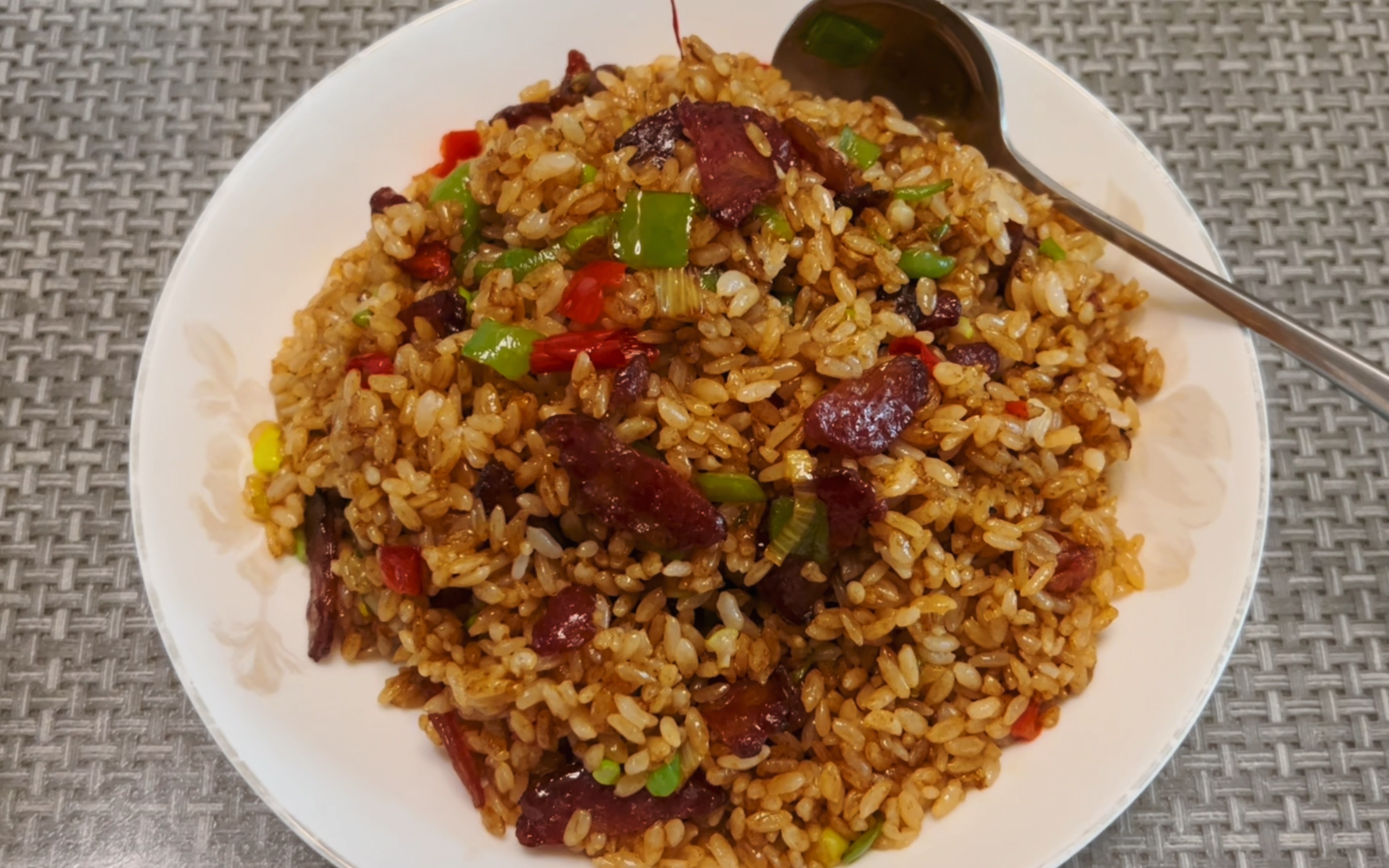 今天简单吃个酱油炒饭