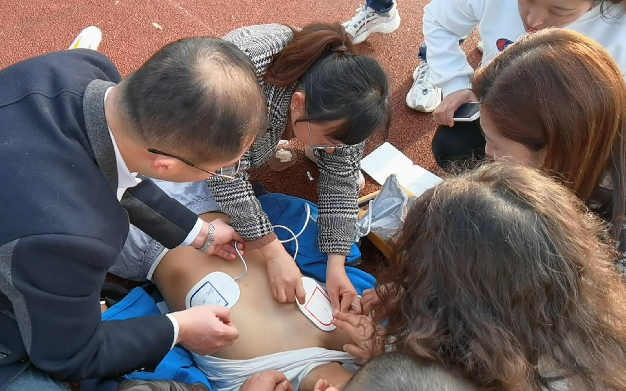 3月9日,浙江湖州菱湖中学一学生出操时突发心脏骤停,老师使用“救命神器”AED成功挽救年轻生命哔哩哔哩bilibili