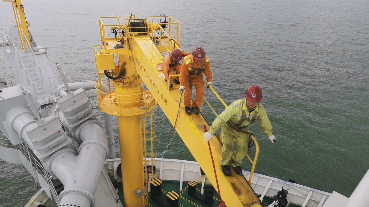 浚洋1号,水手们在前吊机清油渍,害怕的瑟瑟发抖