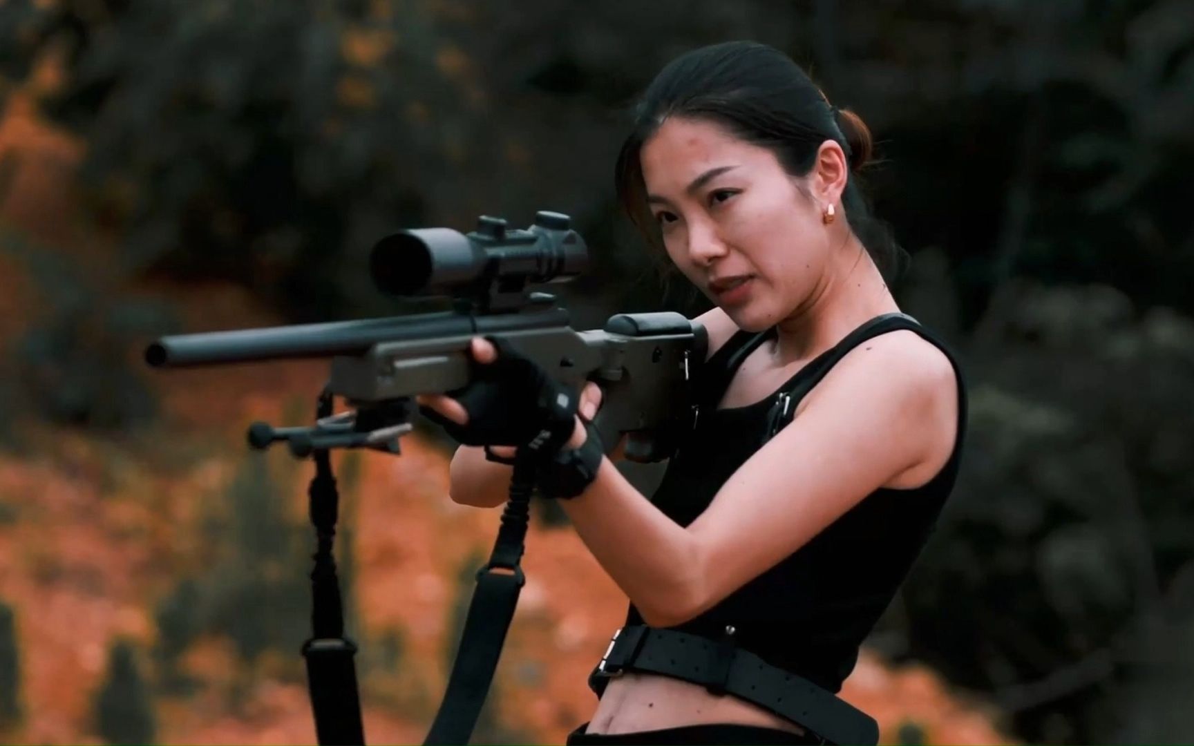 性感皮裤黑丝女杀手女反派团伙野外激战