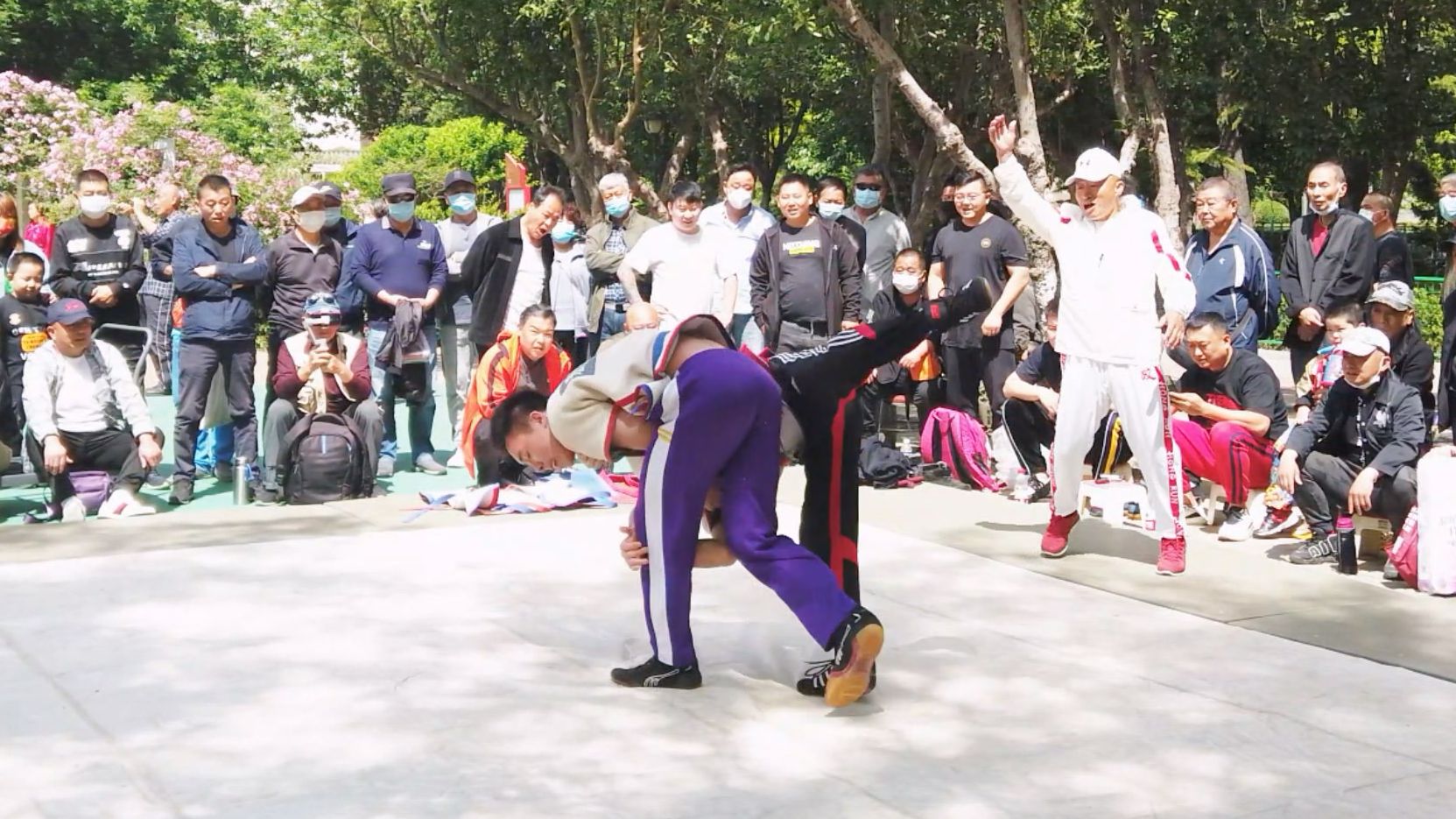 天津摔跤,多点这样的大爷能培养不少年轻人,有摔跤的地方就有他