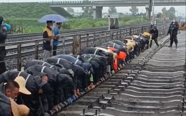 [图]万众一心抬钢轨