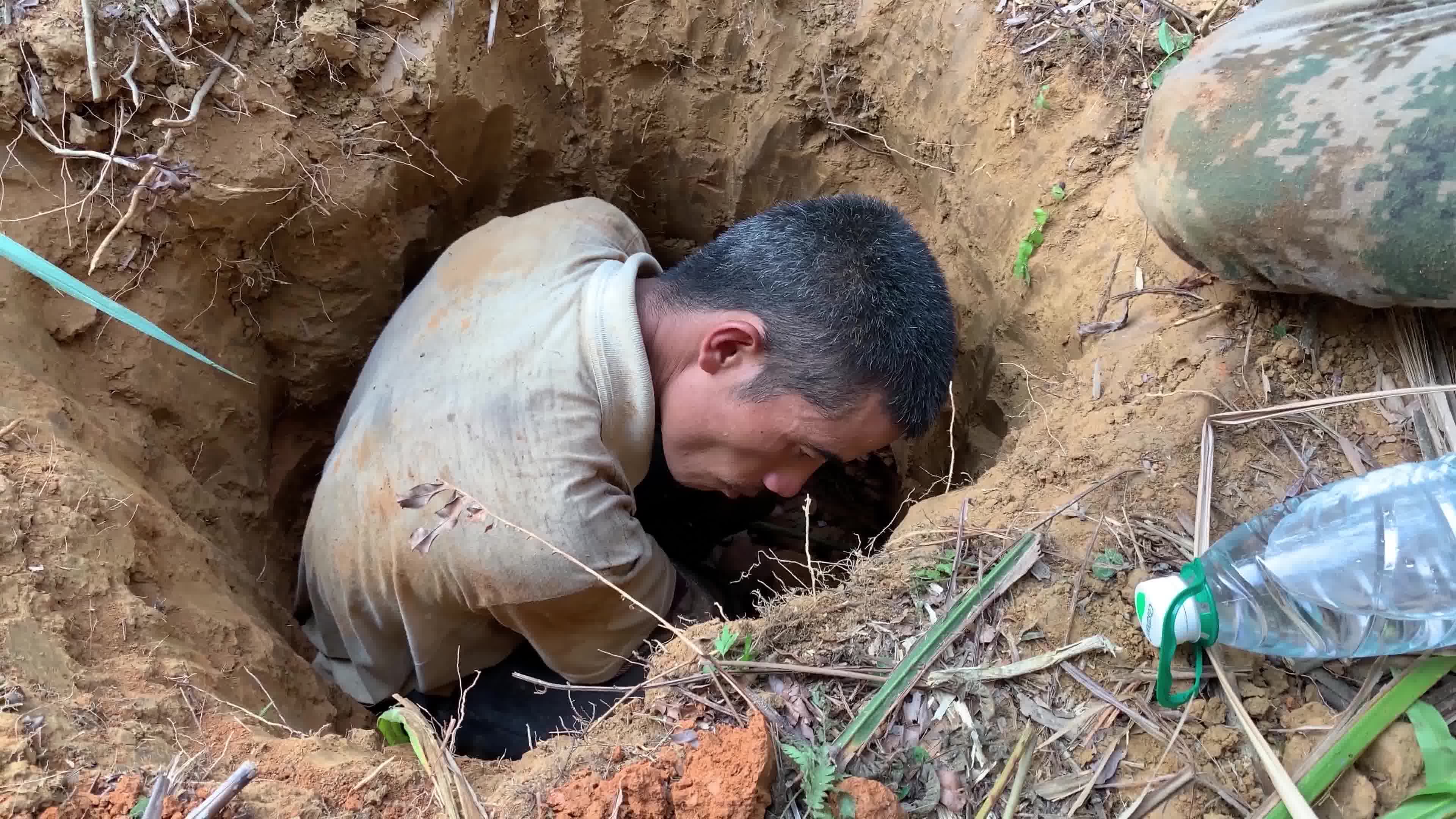 农村小伙去打野挖了一个土坑,野货直接从土里钻出来,看看是什么
