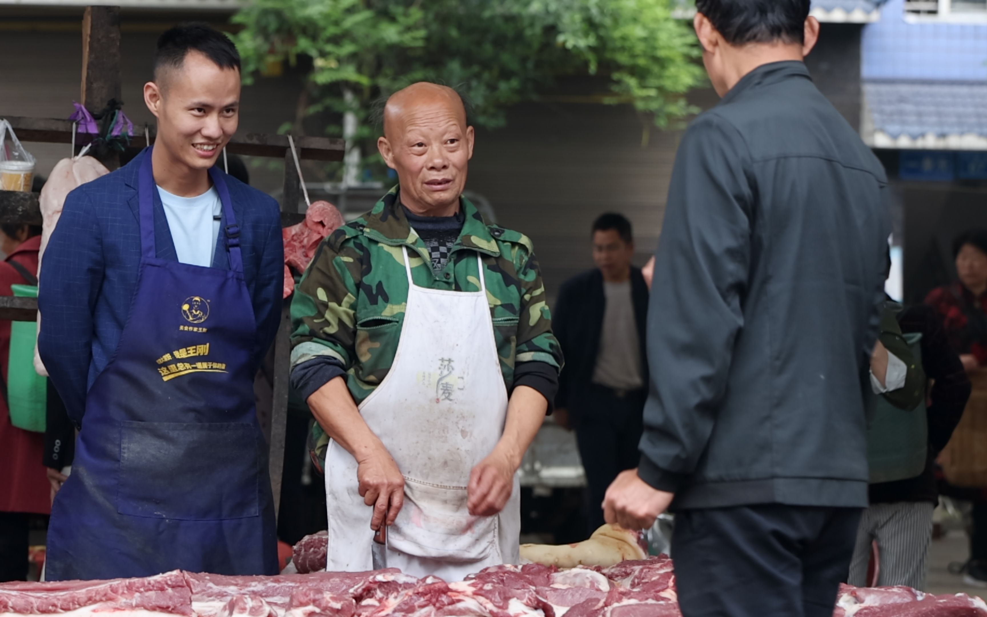 厨师长和四伯分享:农家猪从饲养到市场上售卖需要哪些正规化流程哔哩哔哩bilibili