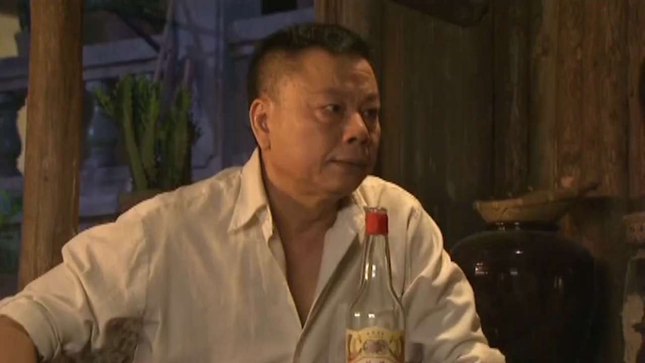 丘富为了救叛徒的妈妈和鸡公福商量方案 丘富不想连累