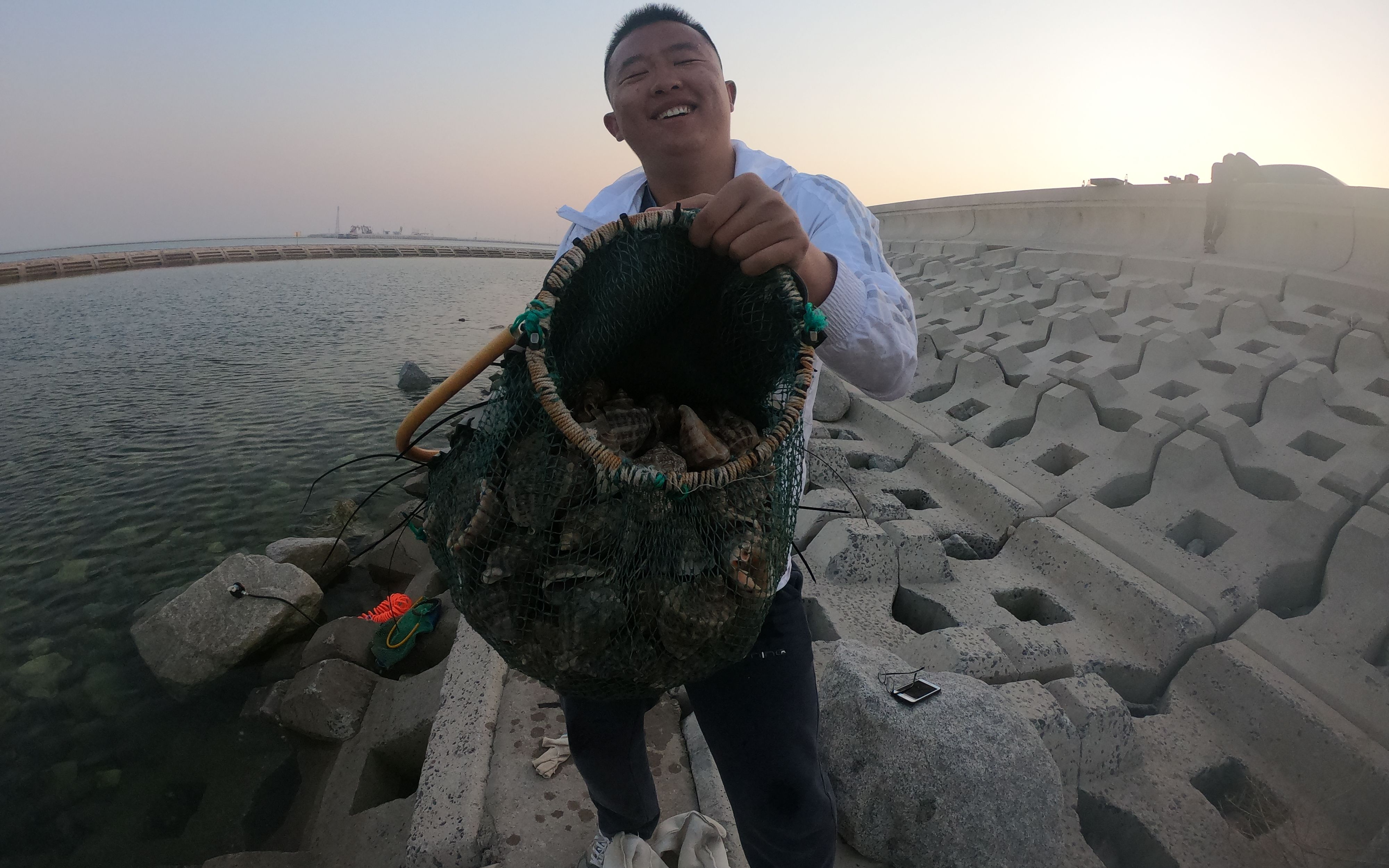 40分钟搞到600多块的货,二蛋赶海走大运了,直接爆了一兜子货_哔哩哔哩