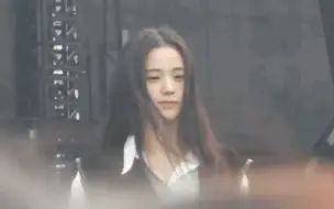 Video herunterladen: 好绝！扑面而来的少年感【JISOO】0107blackpink演唱会泰国场饭拍