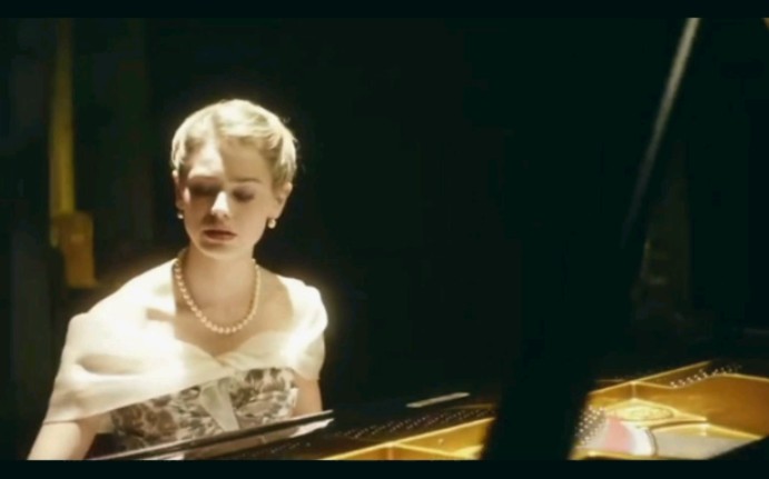 意大利新版灰姑娘,在她的迷宫里跌跌撞撞也迷醉于钢琴.