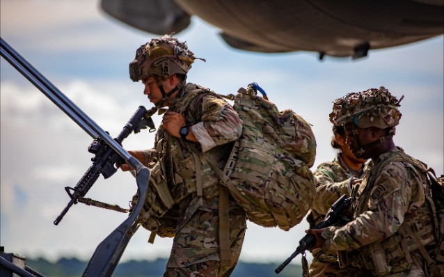 美国陆军82空降师登机前往阿富汗喀布尔
