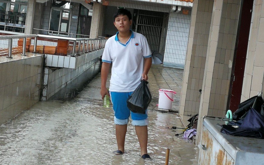 [图]当暴雨把教室淹了 海南学生的反应～