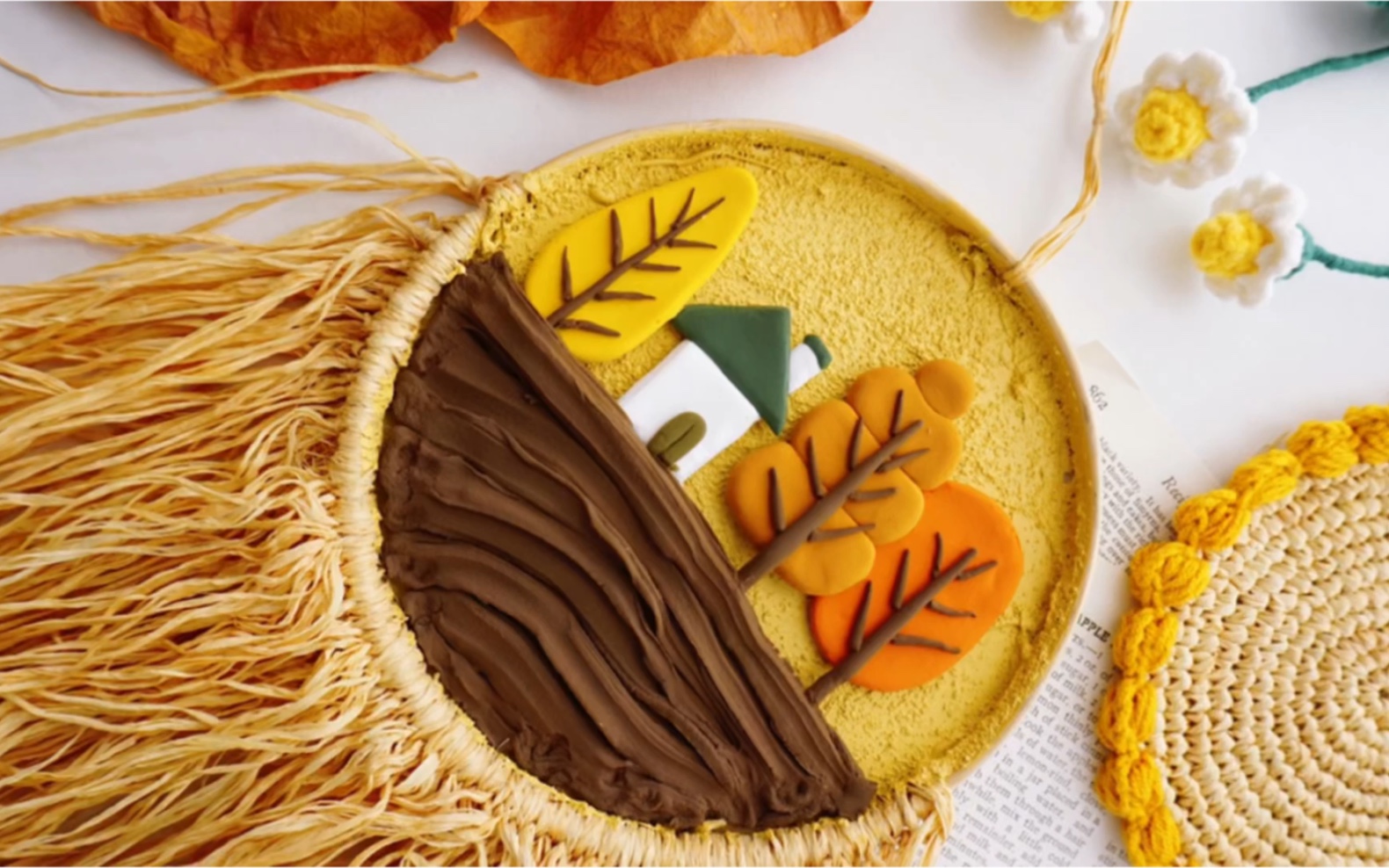 抓住秋天的尾巴,一起来做个关于秋天的超轻粘土装饰画吧!拉菲草编织