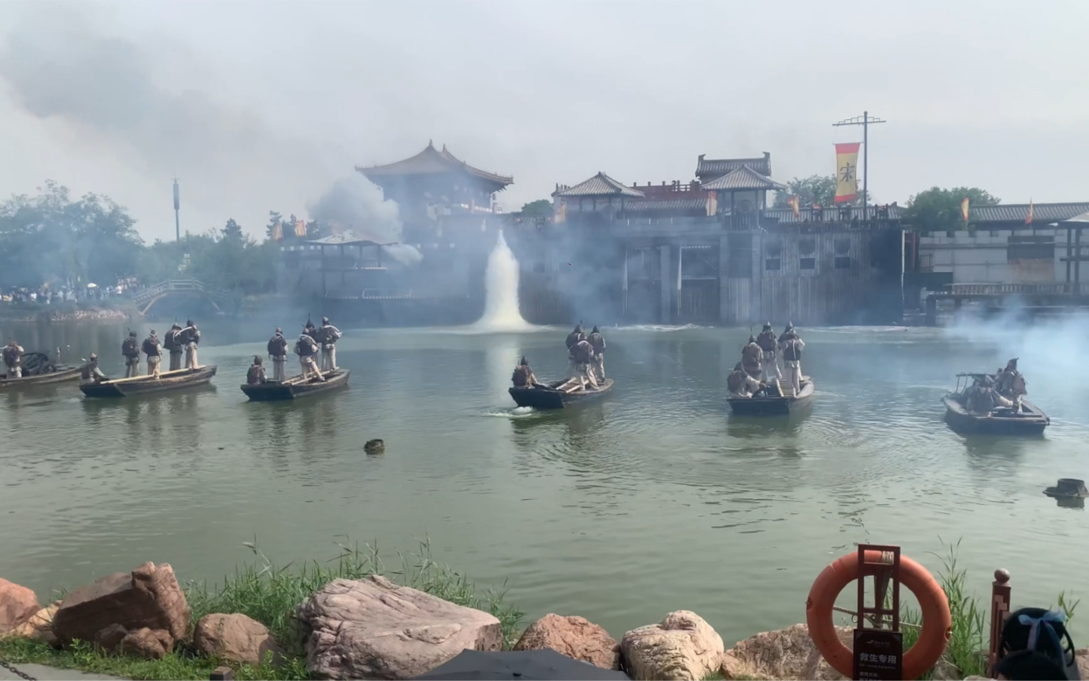 开封清明上河园景区节目,挺精彩的,有条鱼还被炸出来了哈哈哈_哔哩