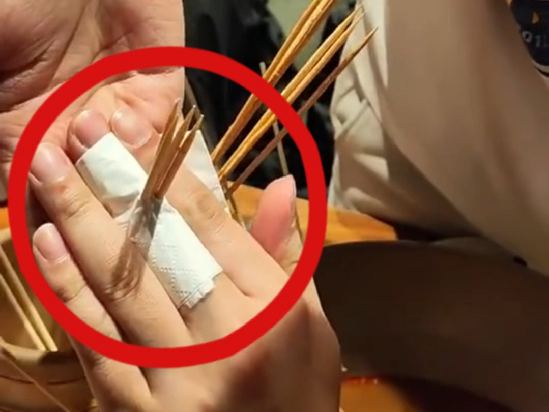 手指穿过竹签魔术教学