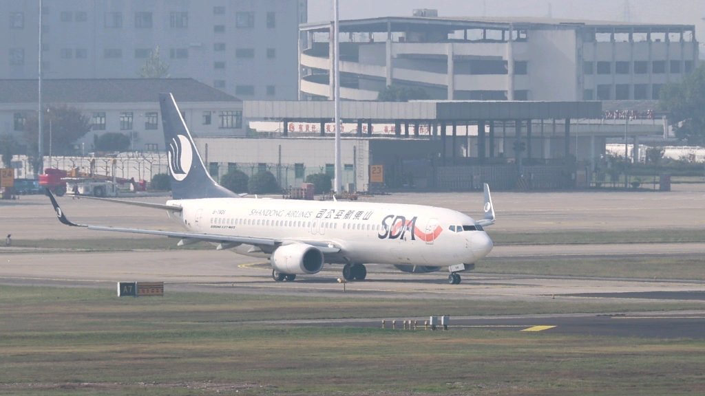 山东航空波音737滑行中