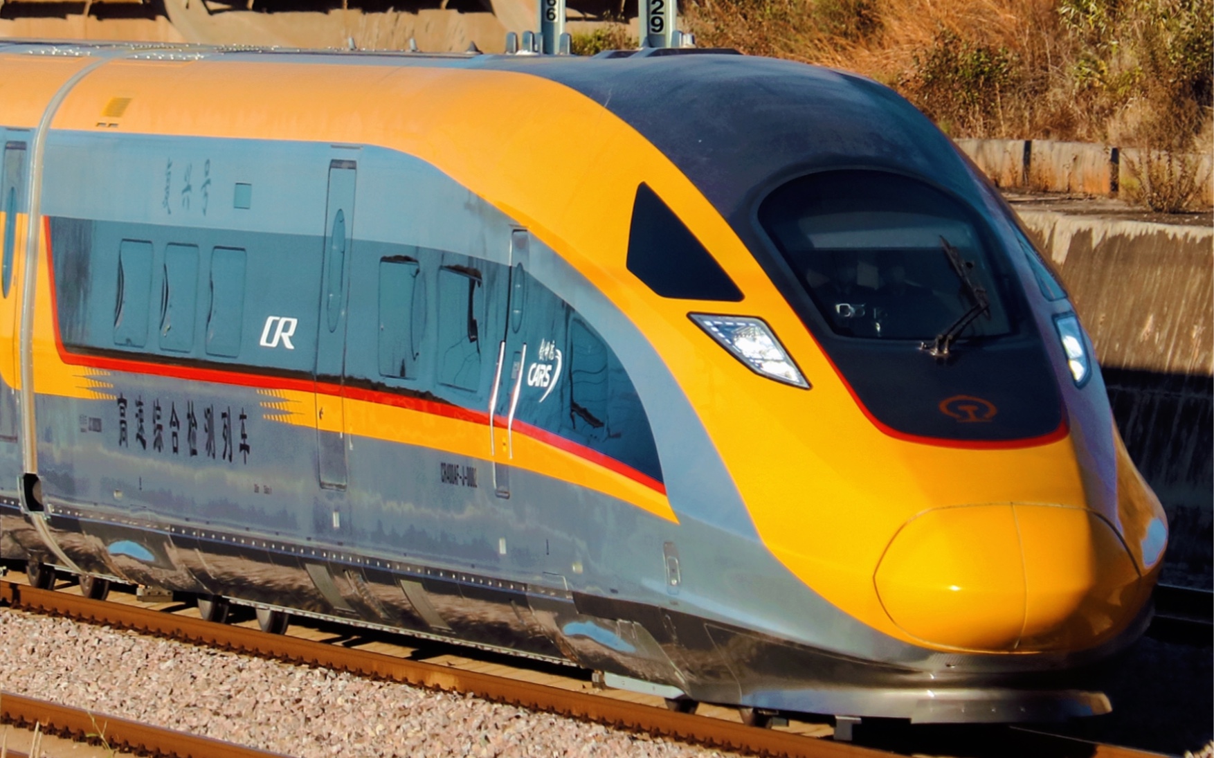 2022年11月9日和谐电3d机车牵引"复兴号"高速综合检测列车驶出昆明