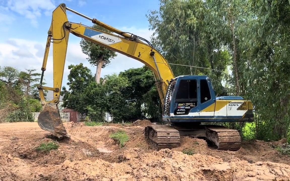 神钢sk200-1挖掘机在农村工地施工