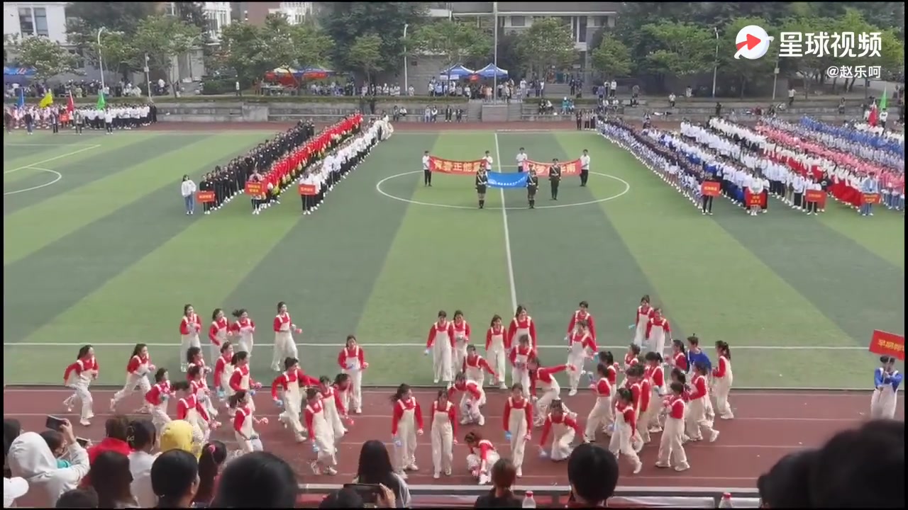 [图]华南女院运动会开幕式，早期教育专业的男生，看得出来他很享受