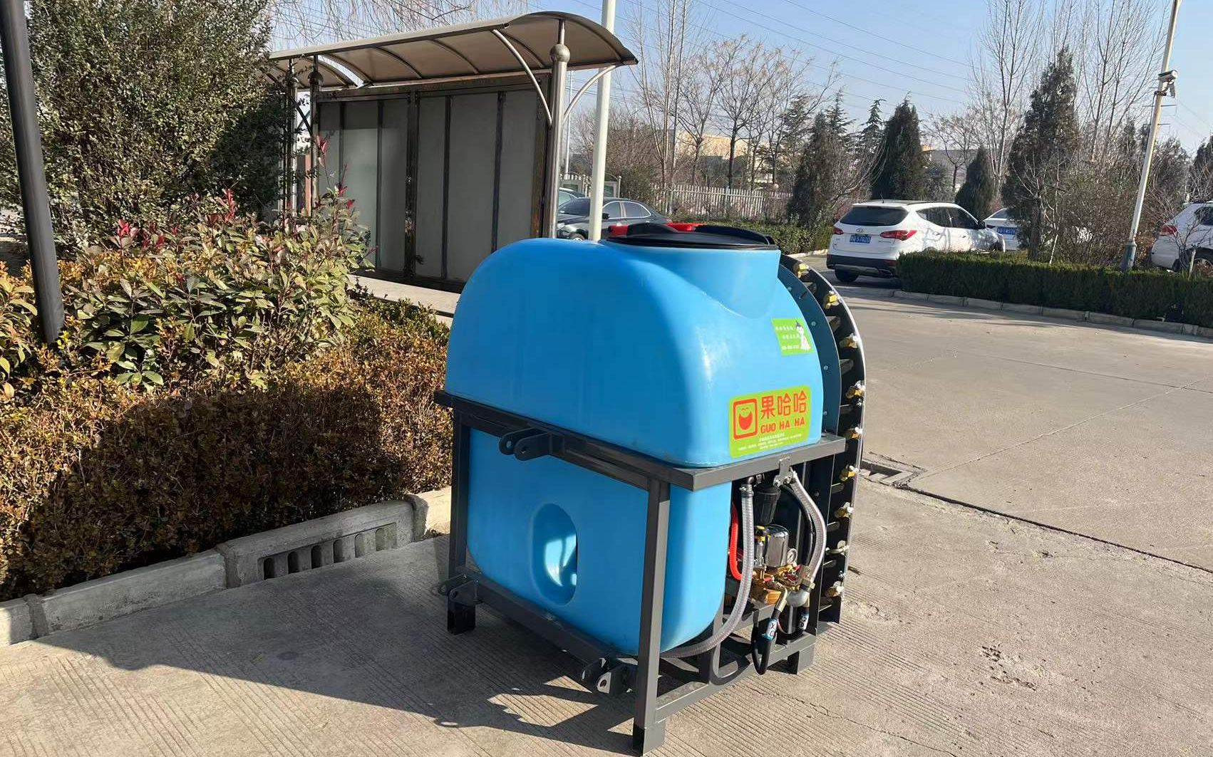 果哈哈悬挂式x2果园打药机来啦,第一次出镜头,有点小紧张