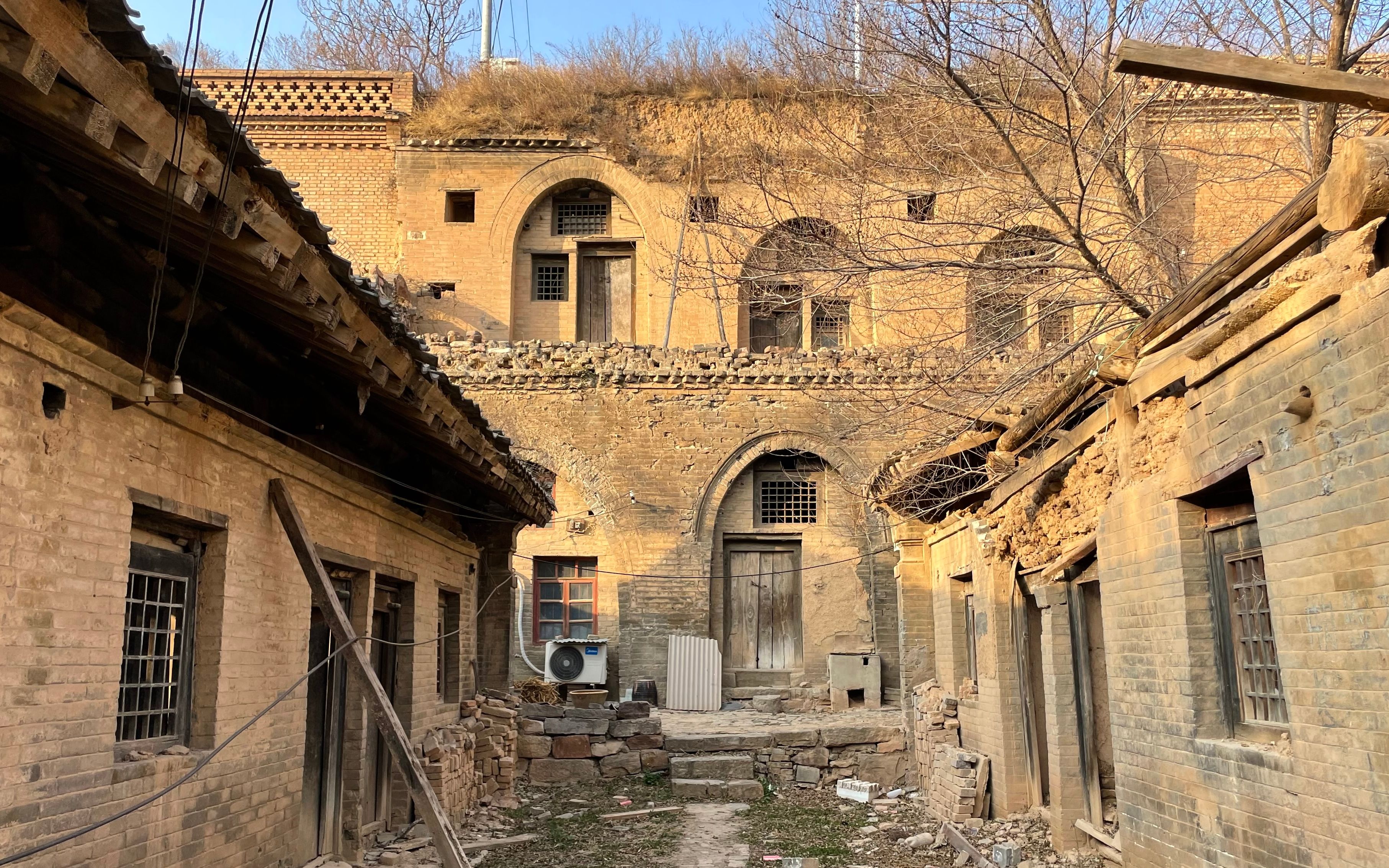 活动作品三门峡有座古村叫泉脑窑洞是双层的影壁上是精美的砖雕神龛