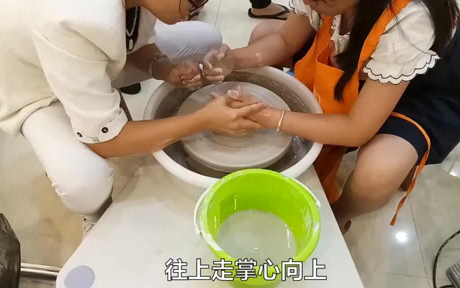 手工DIY制作陶瓷杯子的拉杯过程,掌握手法泥巴摇身变成陶瓷水杯哔哩哔哩bilibili