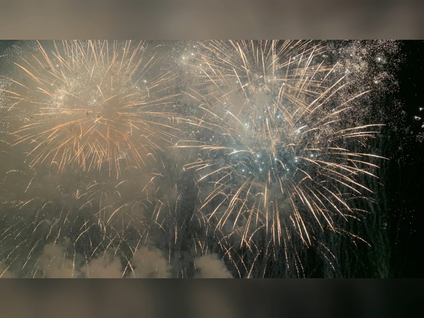 烟花绽放夜空美!庆祝节日气氛浓