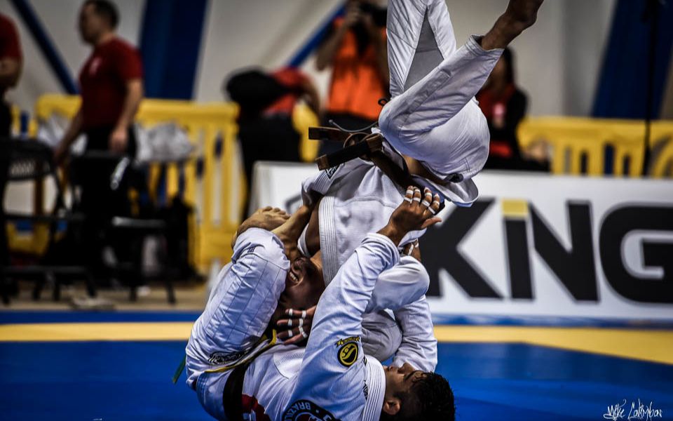 遇到危险你需要有保护自己的能力——最强地面格斗巴西柔术_哔哩哔哩