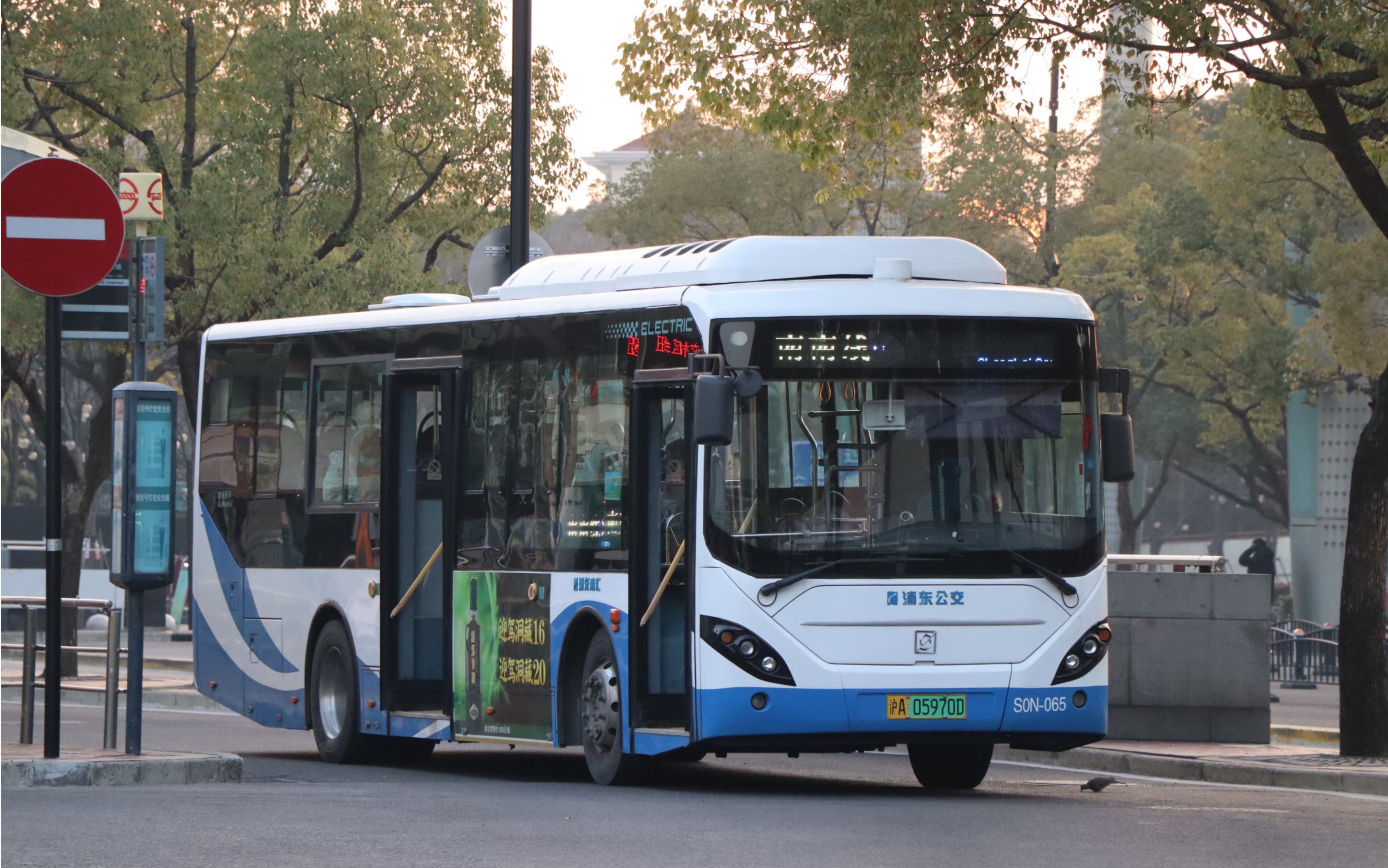 上海公交 浦东南汇 南南线公交车 s0n-065出上海南站(南广场)站(往