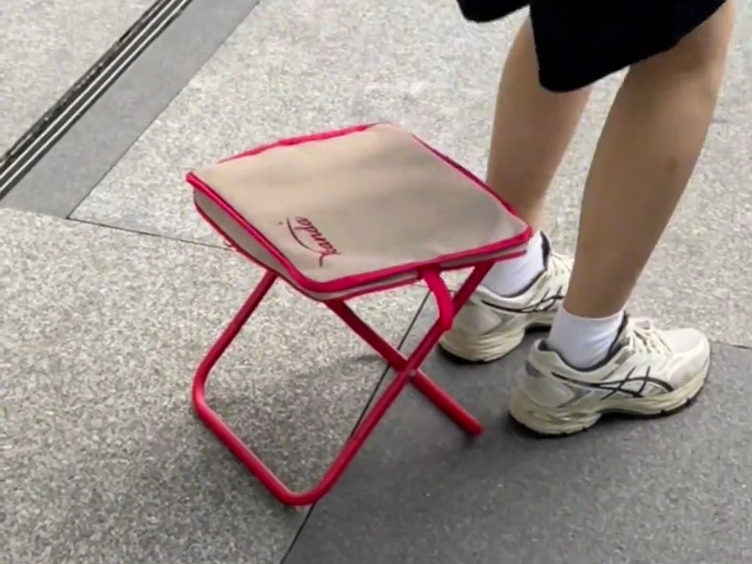 走两步就要蹲下的我 出门选择带个小板凳不过分吧?