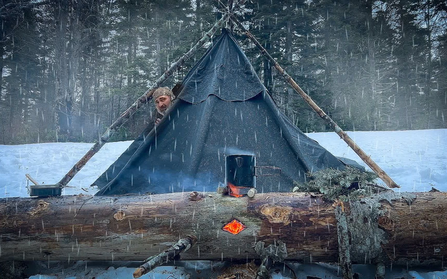 [图]极地森林寒风呼啸，雪地中搭建庇护所，寒冷中的一丝温暖显得格外幸福