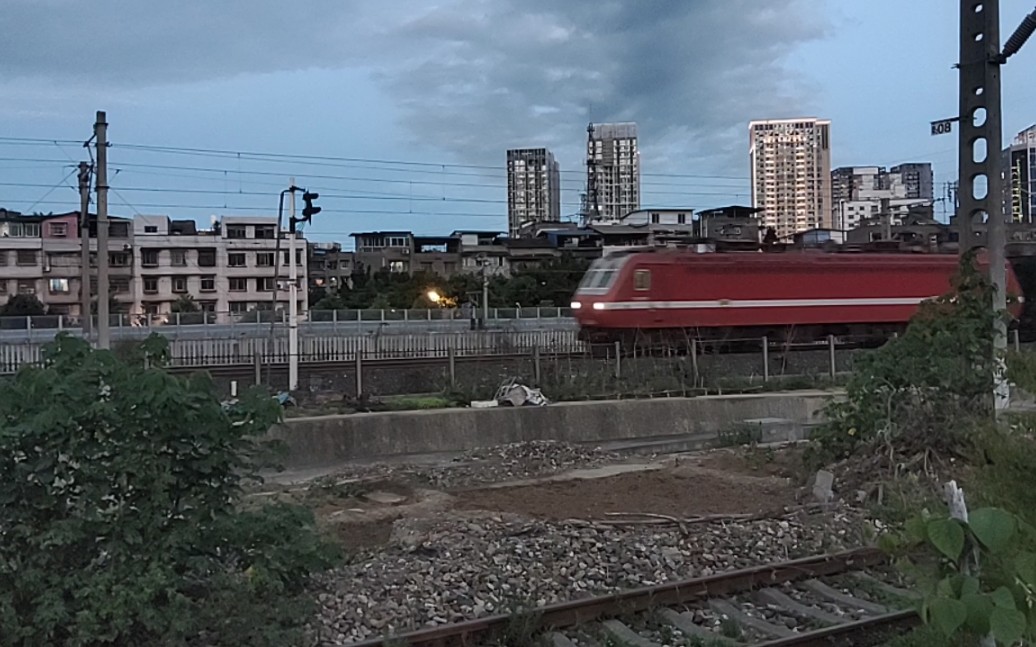 兰局兰段美女ss7e牵引k2632次列车绵阳站发车北向出川