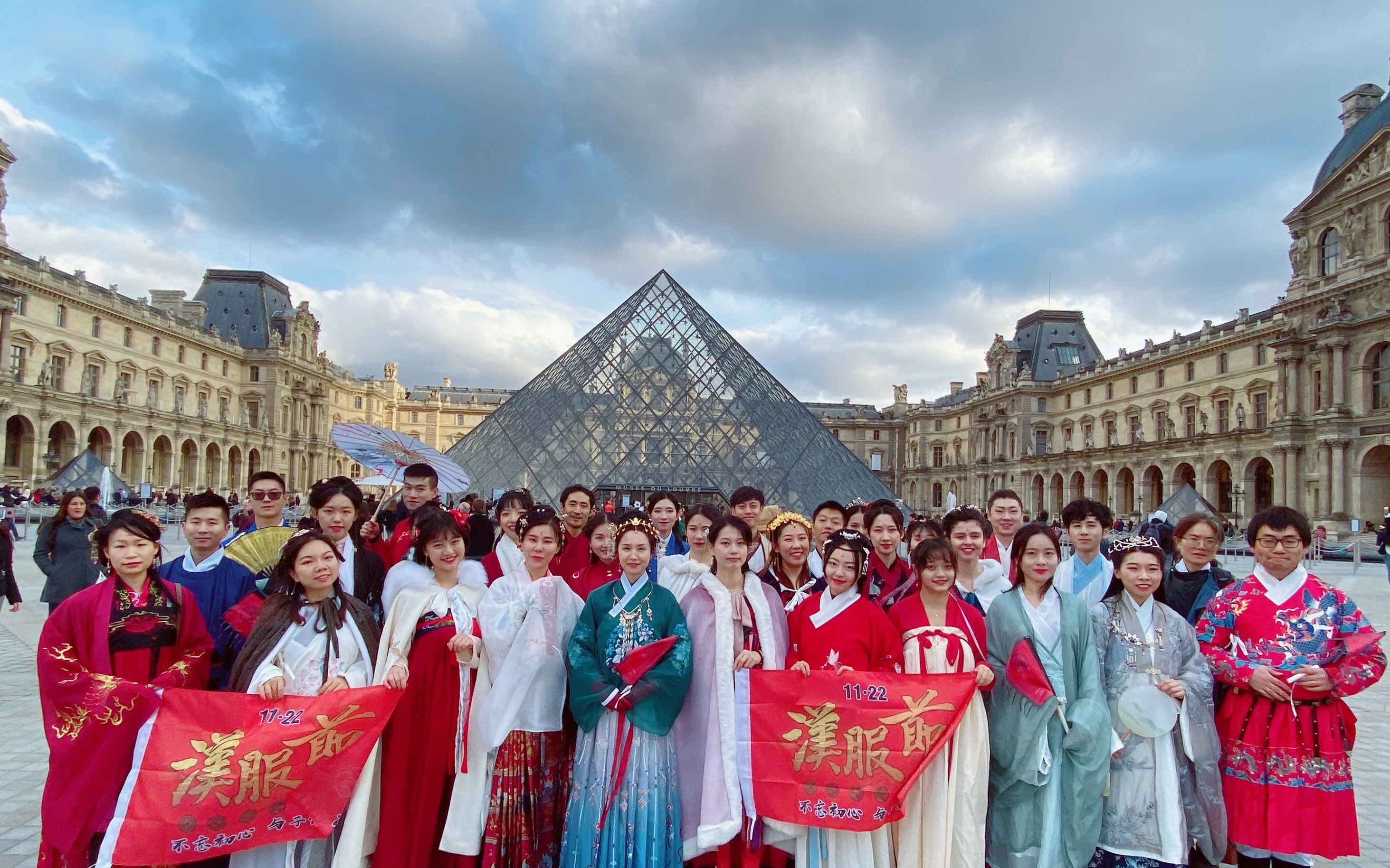 2019年11月22日法国巴黎汉服节.看,好多妹子穿着汉服游罗浮宫呢