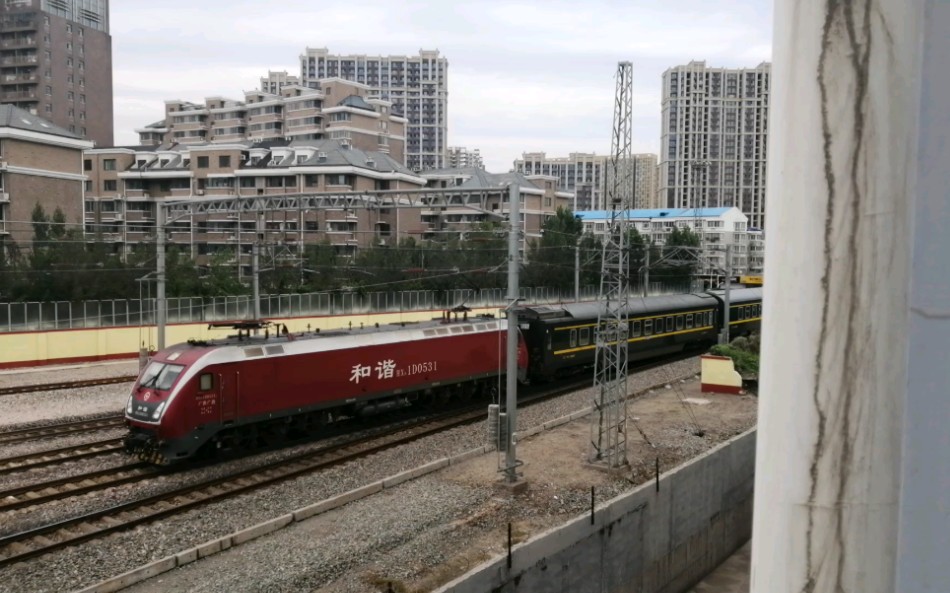 火车新版京九直通车hxd1d牵引z97通过