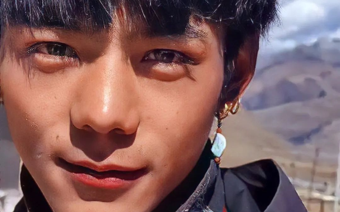 201203丁真在理塘直播拆书看看网友都寄了啥丁真珍珠工作日常