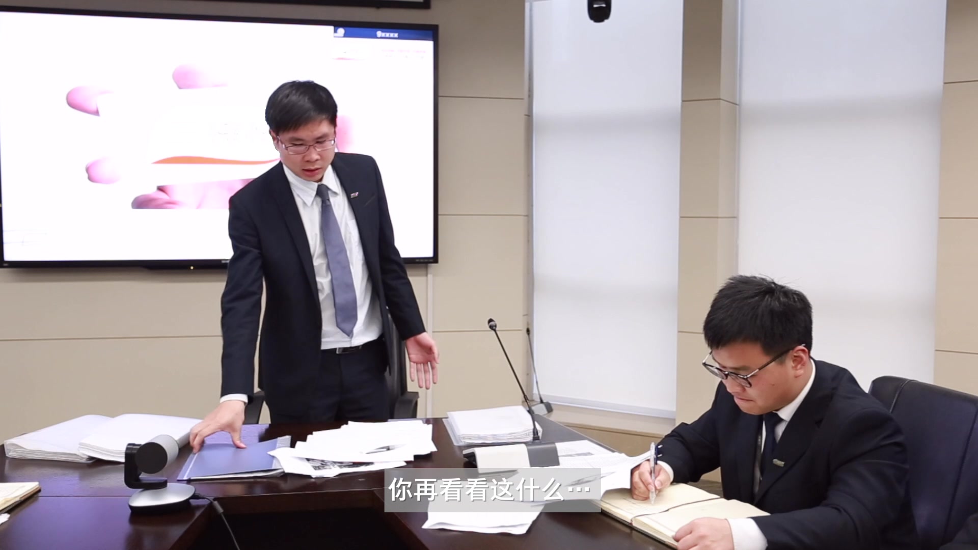 两个员工开会时对老板说"走你",后来.