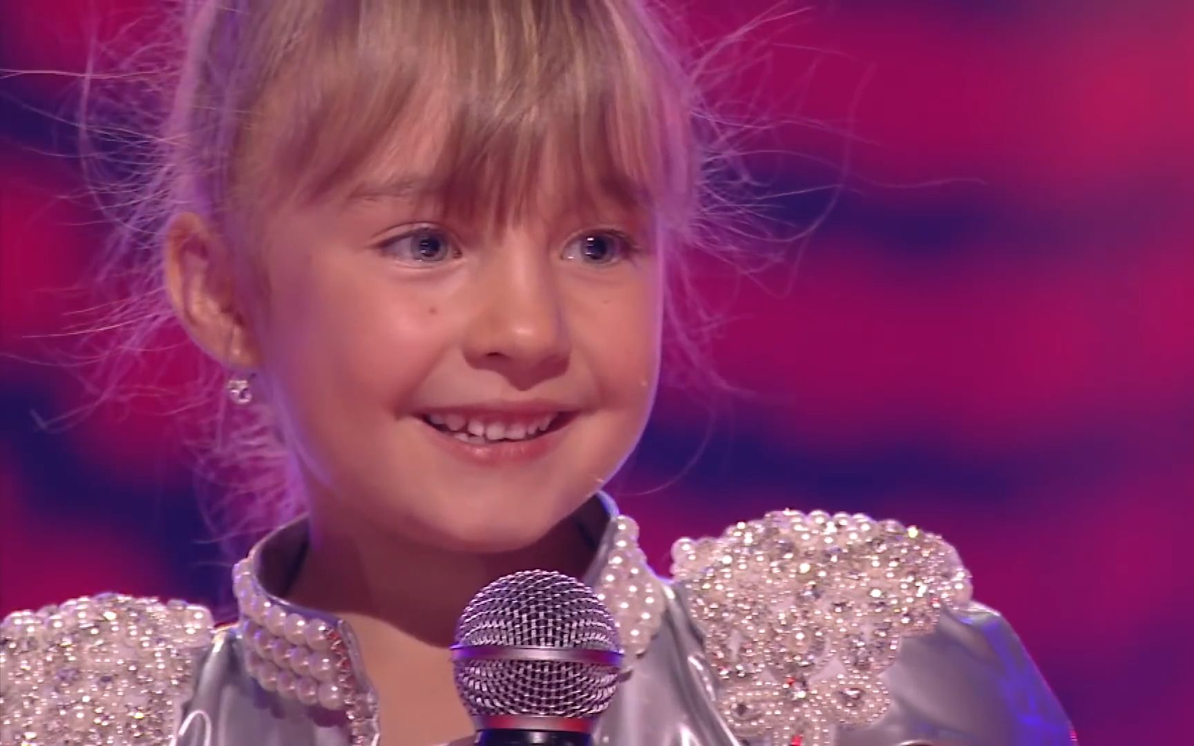 小女孩还没有唱一句歌词导师已经忍不住转身了2019年第一季立陶宛儿童