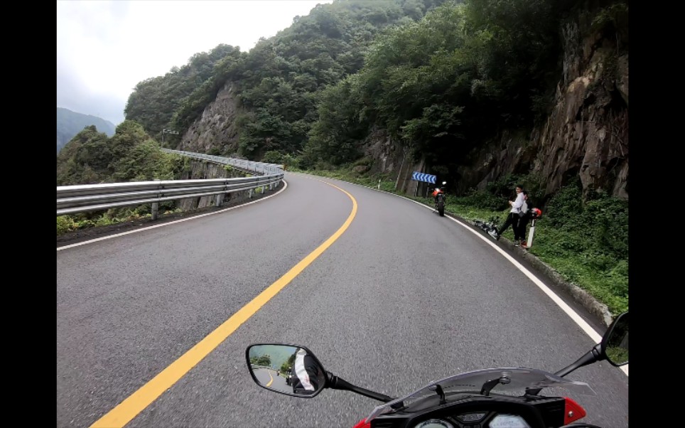 跑山路遇排水沟过弯