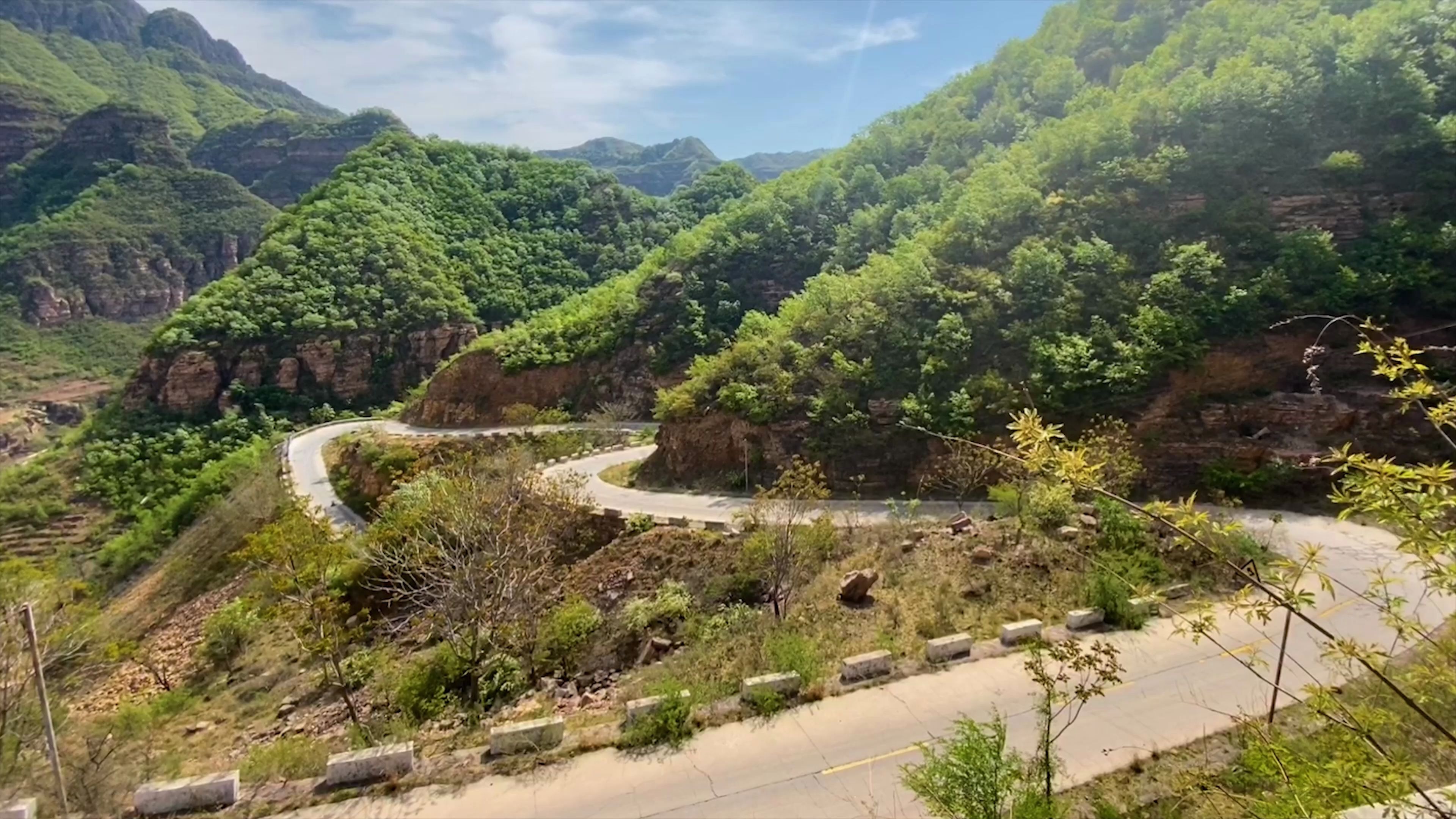 西井山村的下山路-汉龙汽车带你一路向前