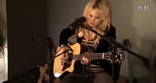 [图]【Give In To Me】杰克逊御用吉他手 Orianthi 翻唱