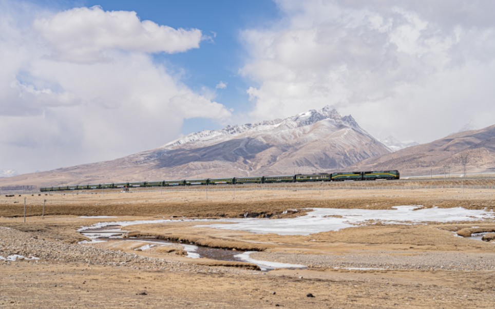 nj2型内燃机车牵引z166次列车行驶在念青唐古拉山下